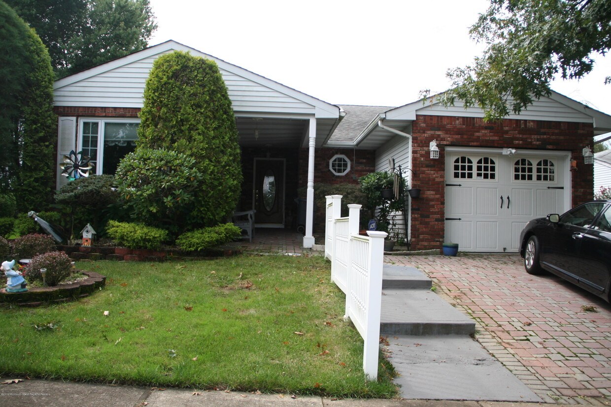 Foto principal - 3 Lakeview Dr