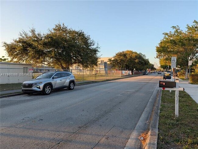 Foto del edificio - 1037 SW 76th Ave