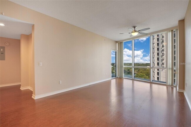 Foto del edificio - 322 E Central Blvd
