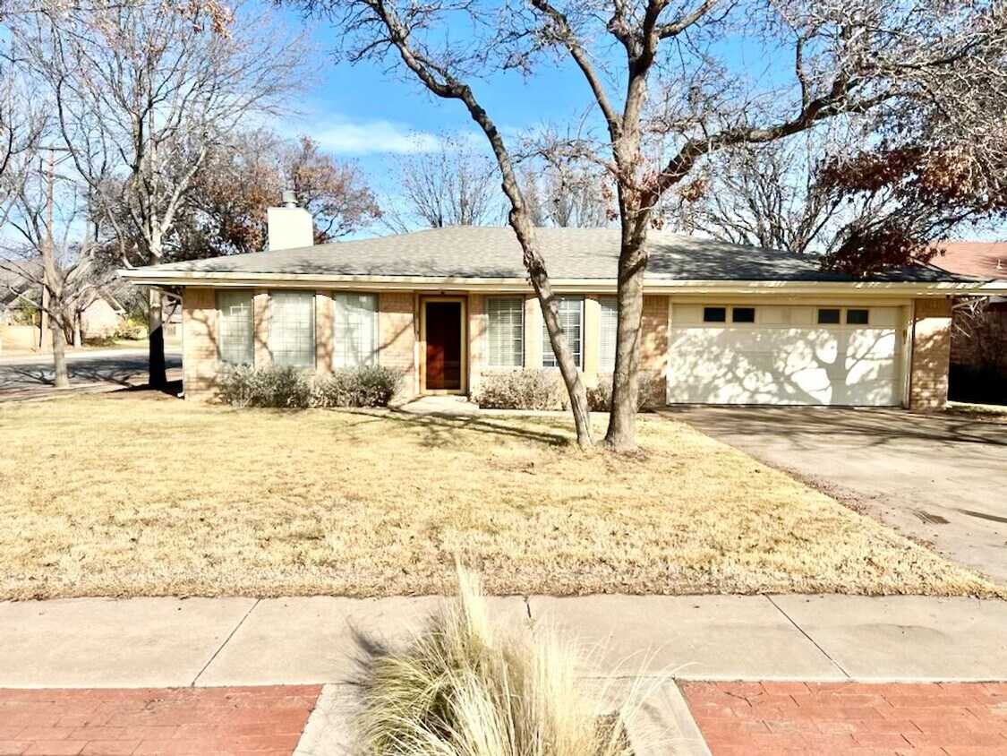 Foto principal - Beautiful spacious brick home! Must see!
