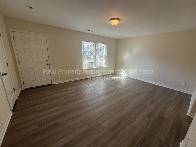 Foto del edificio - 2318 Deerbrook Forest Ln