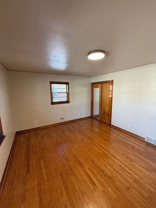 Building Photo - 3 Bed/1/5 Bath House with Carport  *Lawncare included in rent*