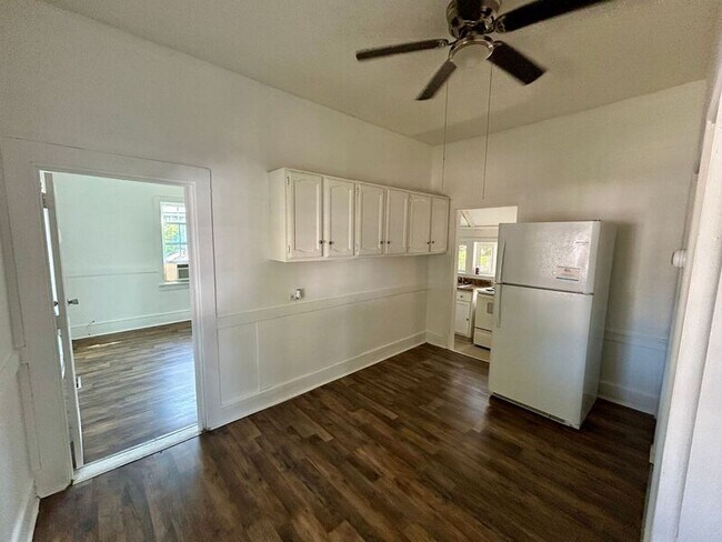 Building Photo - 11 N Quince Ave