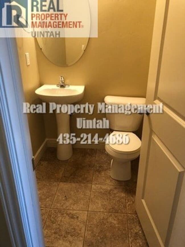 Building Photo - 3 bed 2.5 bath townhome in Fox Run