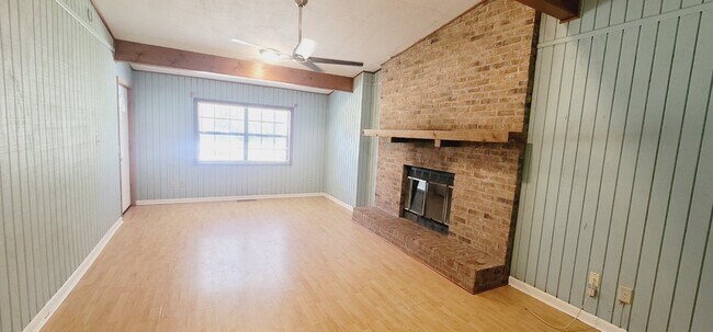 Building Photo - 4/2 HOUSE w/ Deck, Fenced Yard, Washer/Dry...