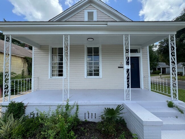Building Photo - Modern Style Meets Old World Charm