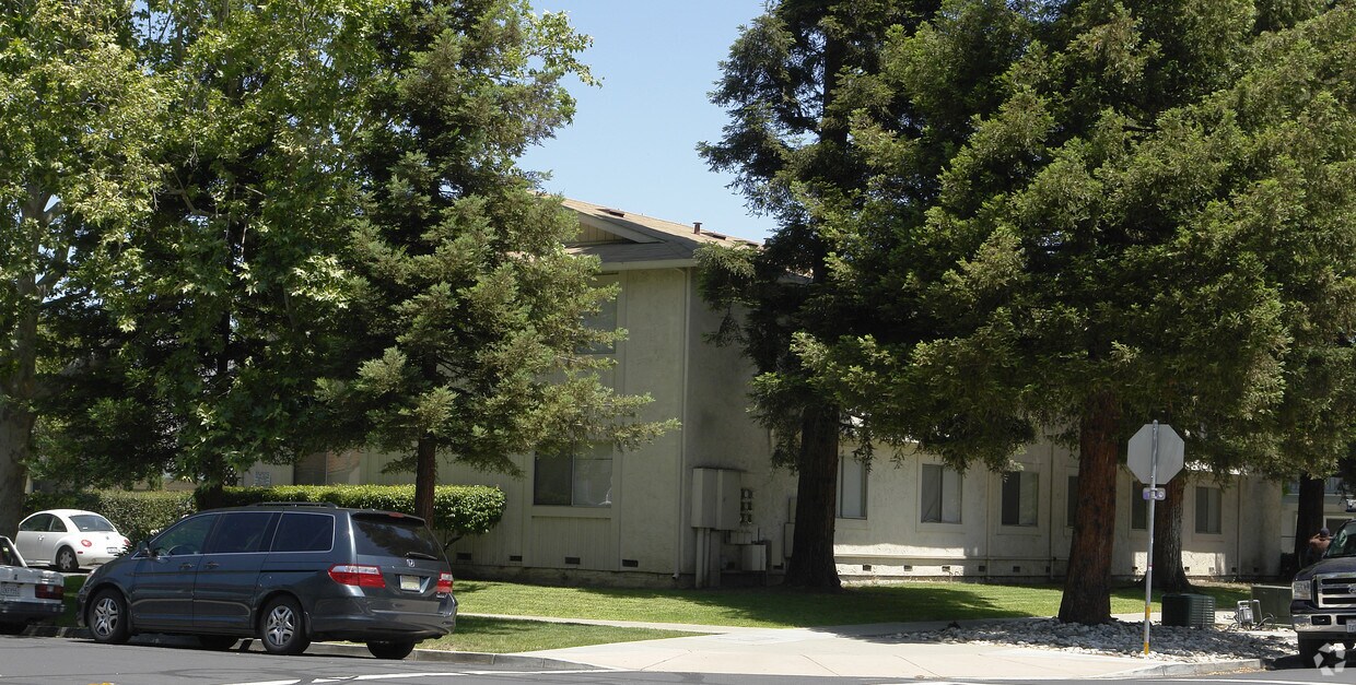 Building Photo - 2112 Colfax St