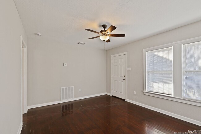 Building Photo - 2 bed 1 bath located in I35 SO. TO E. HOUS...