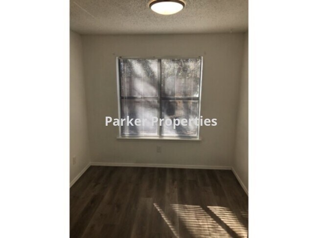 Foto del edificio - 1555 Sunrise Ln