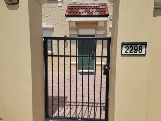Building Photo - 4/2.5 TOWNHOME VILLA in Waterstone-Davenpo...