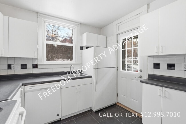 Building Photo - 755 Shady Dr E