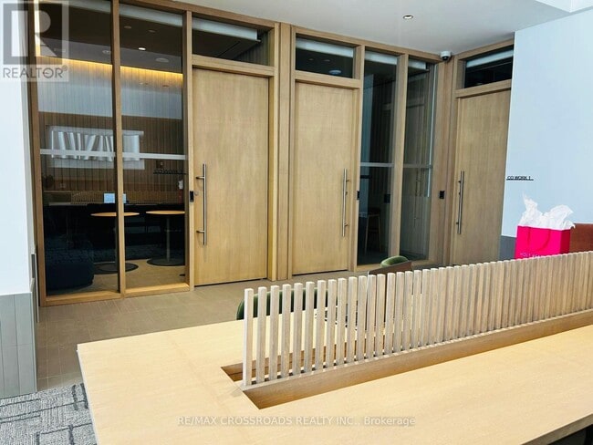 Photo du bâtiment - 395 Square One Dr