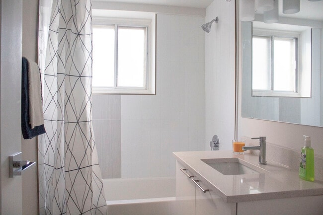 Building Photo - 2121 Saint-Mathieu