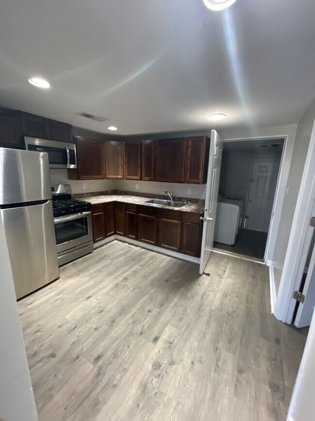 Building Photo - 2 Bedroom 1 Bath Home For Rent!