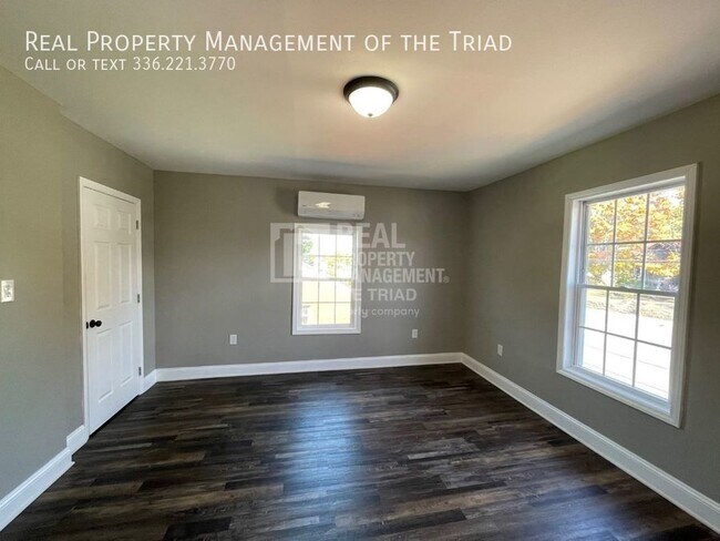Building Photo - HALF OFF First Month's Rent! Amazing fully...
