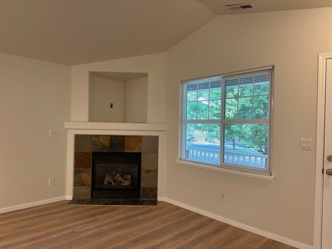 Building Photo - 61093 Larkspur Loop
