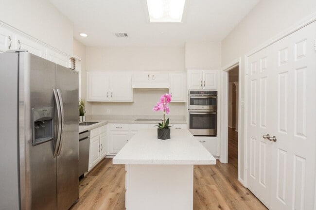 Building Photo - 10 Heathstone Pl