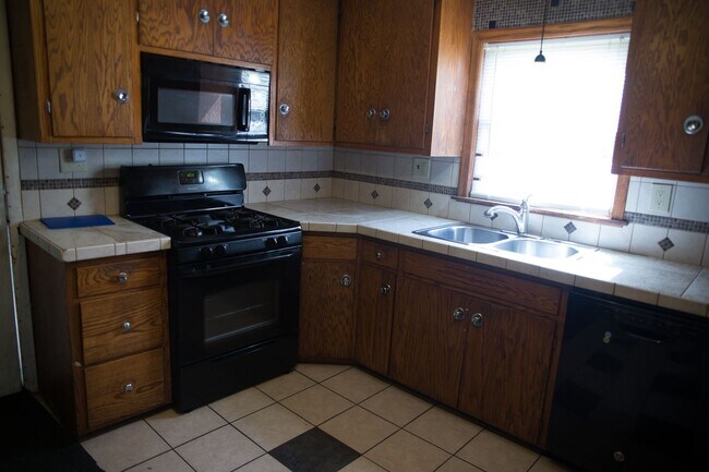 Building Photo - 6 bedroom Close to Augsburg and U of M