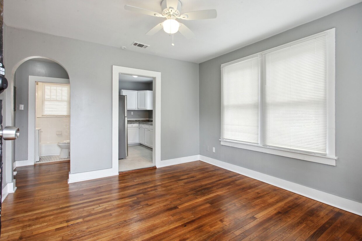 Foto principal - Large 2BR/1BA Downtown Savannah Home For Rent