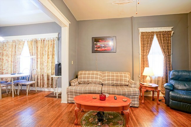 Apartamento 1 - 1355 N East Street