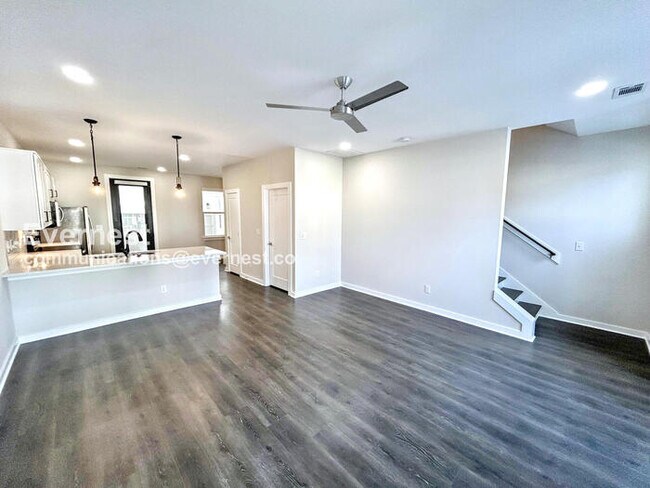 Building Photo - 2 Bed/2.5 Bath Townhome with Off-Street Parking / Pet-Friendly / Available Now!