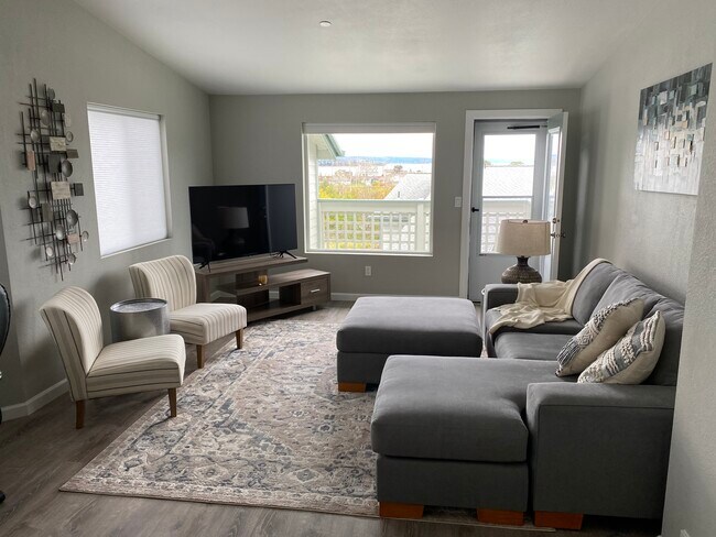 Main Living Area - 485 SW Bayshore Dr