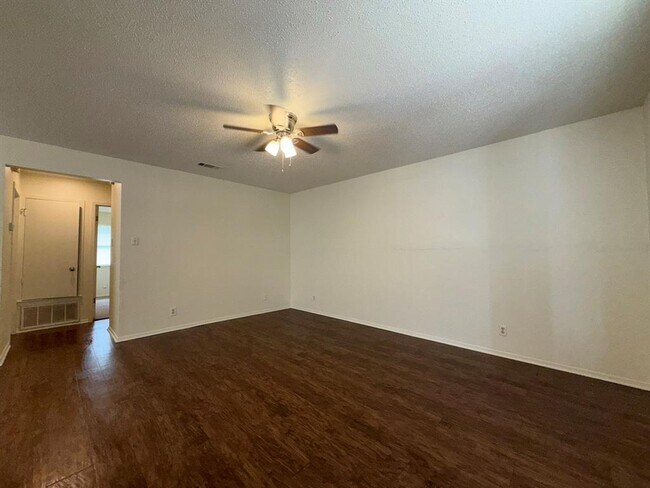 Foto del edificio - 5501 Rose Hill Cir