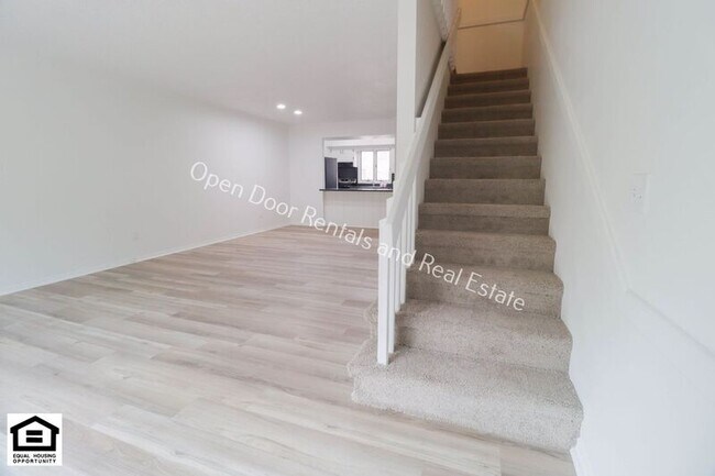 Building Photo - 2303 Versailles Village Pl
