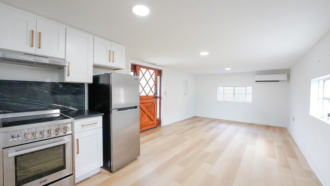 Building Photo - 310 W Idlewild Ave