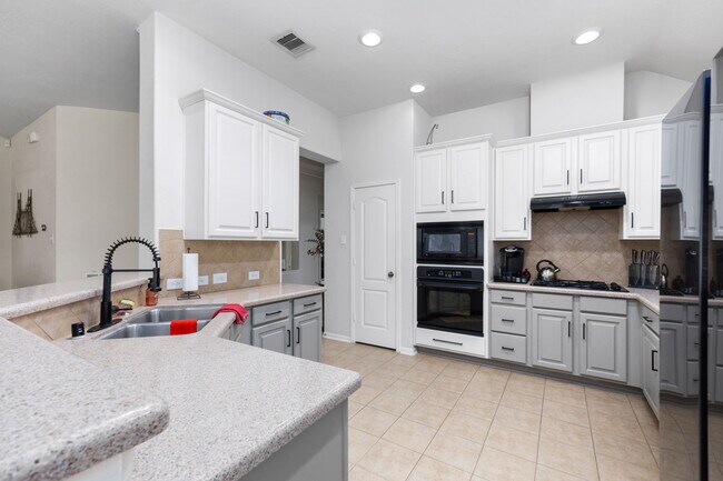 Building Photo - 15211 Cypress Post Ln