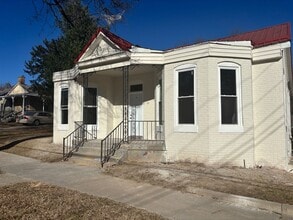 Building Photo - 622 7th St
