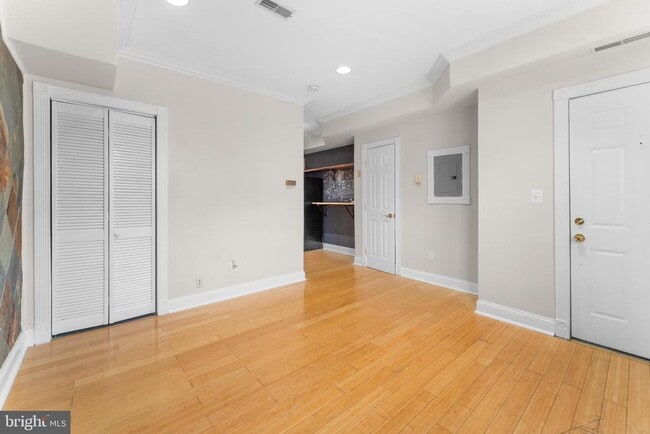 Building Photo - 550 Hobart Pl NW