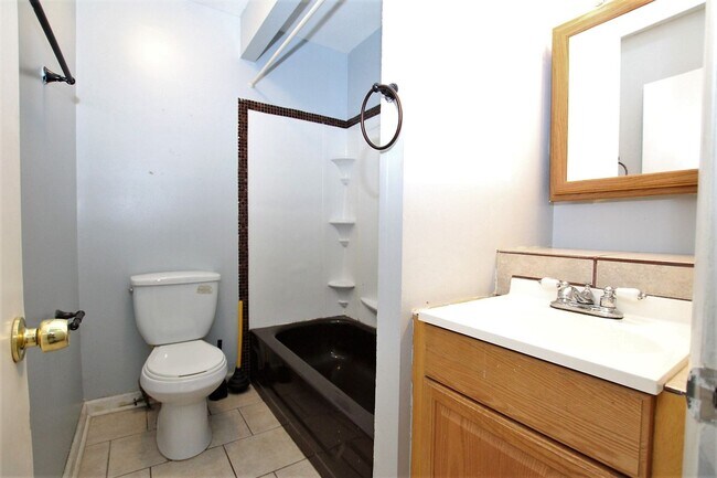 Building Photo - Beautiful 1bd with private backyard in gre...