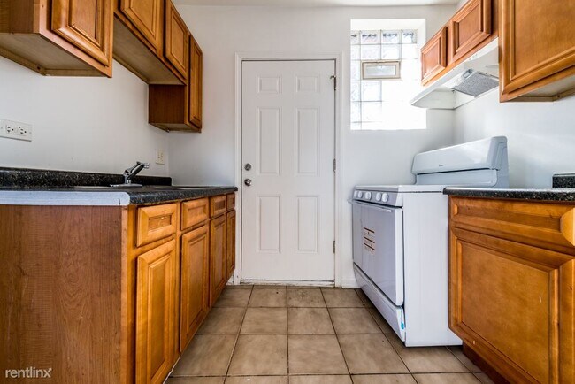 Building Photo - 1 br, 1 bath Apartment - 7701 S Stewart Ave