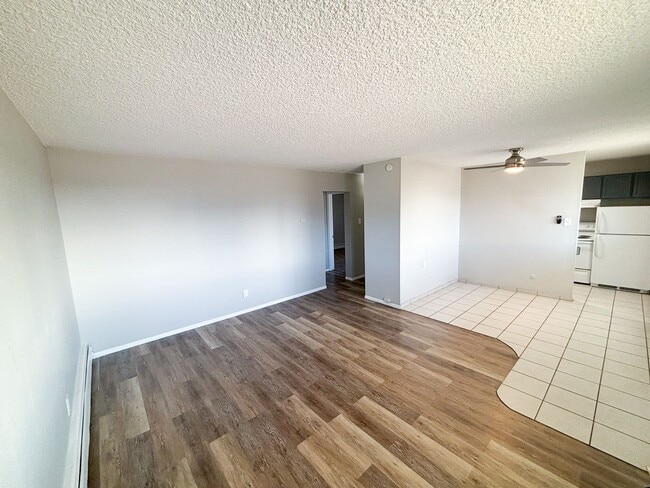 Building Photo - 1806 E La Salle St