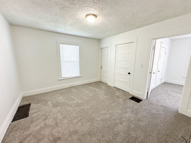 Building Photo - 748-750 Hogan SW