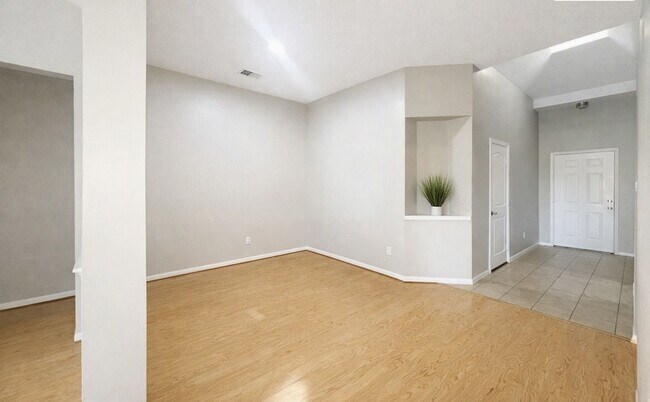 Foto del edificio - 17150 Summer Hollow Dr