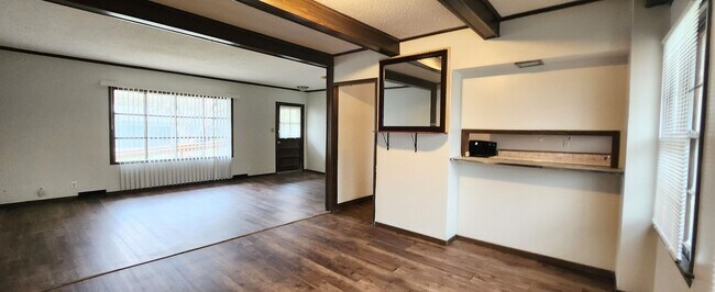 Building Photo - 3 Bed 2 Bath Duplex Now Available!