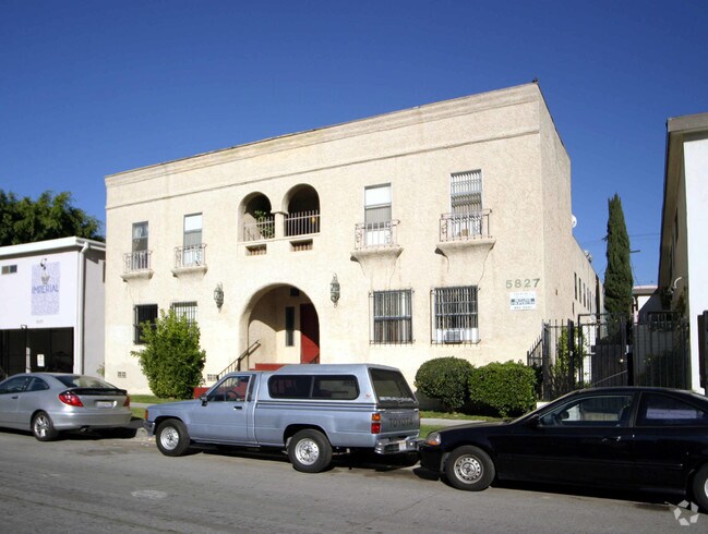 Foto del edificio - 1220 N Beachwood Dr