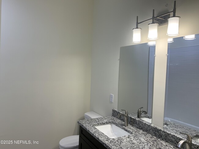 Foto del edificio - 5871 Collins Rd