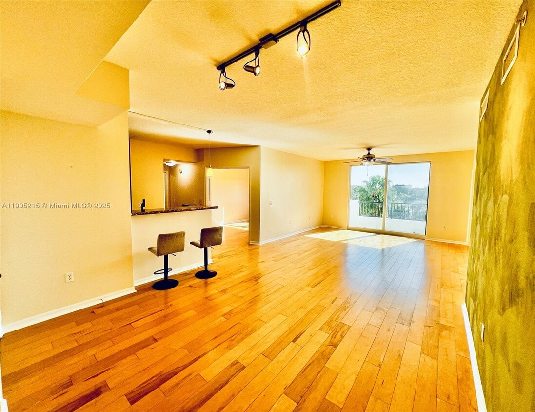 Foto principal - 2421 NE 65th St