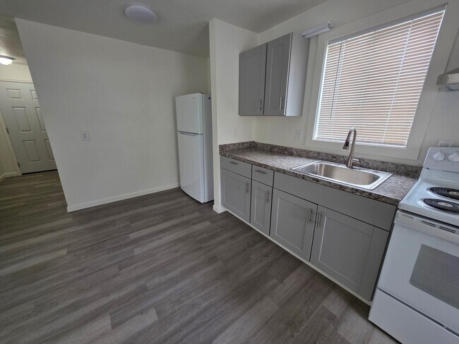 Foto del edificio - 2 bed 1 bath home close to town.