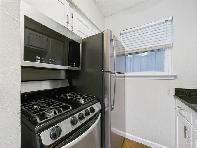 Foto del edificio - 2401 Manor Rd