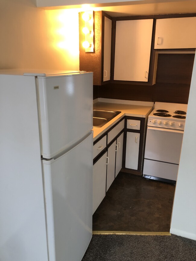 Unit #7 - kitchen - 2277 W Wing Rd