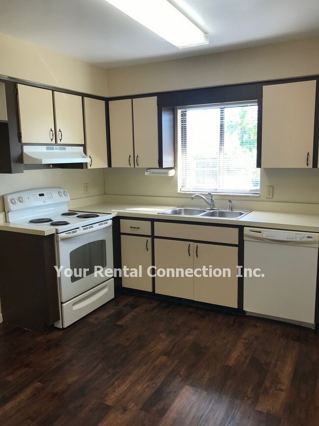 Building Photo - 2055 Woodbriar Loop S