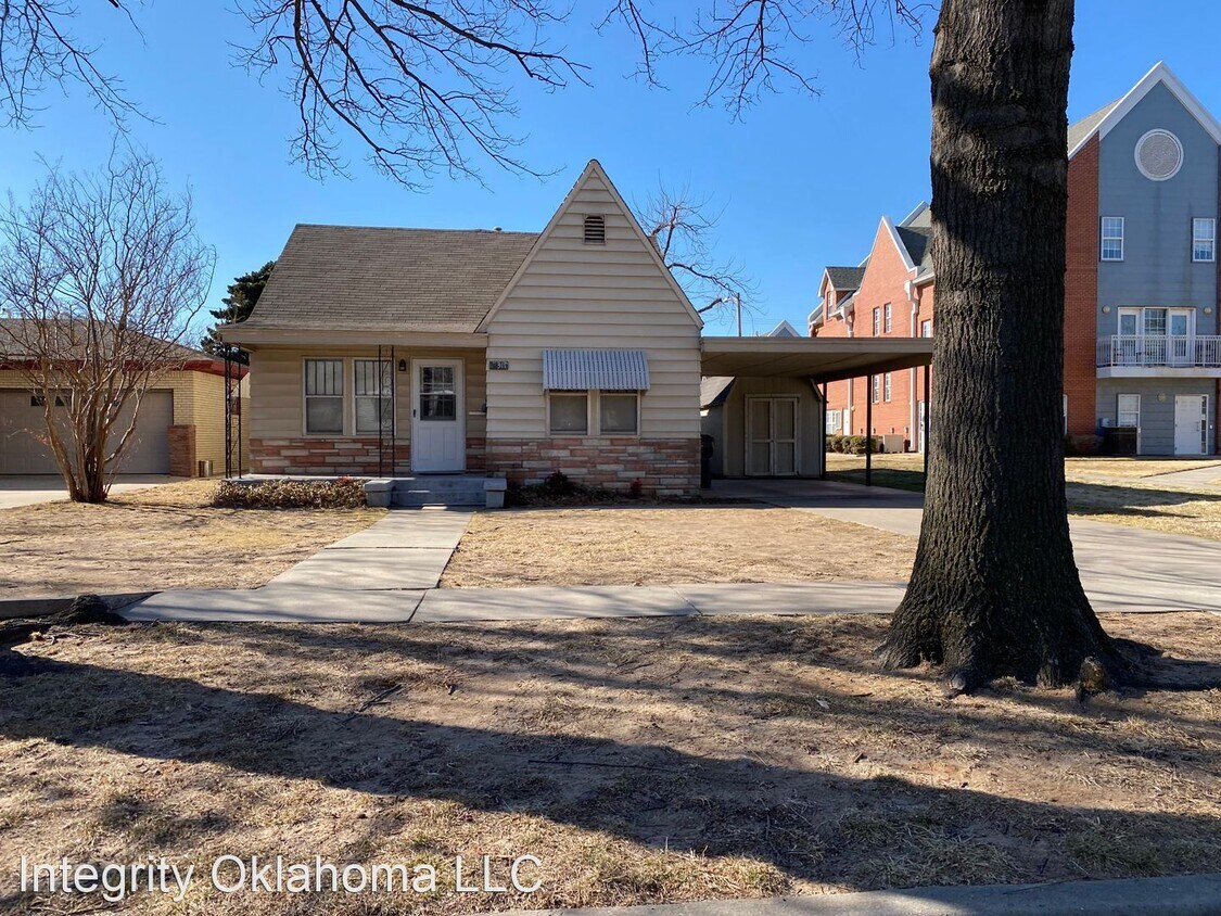 3 br, 2 bath House 4311 North College Av... House Rental in Bethany