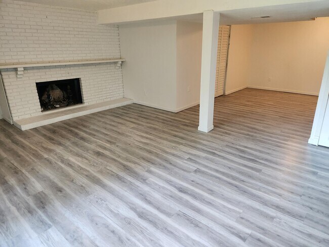 Building Photo - 956 Ravine Dr