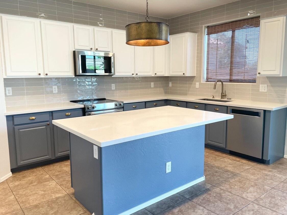 Foto principal - Upgraded Two Story Home In Power Ranch! To...