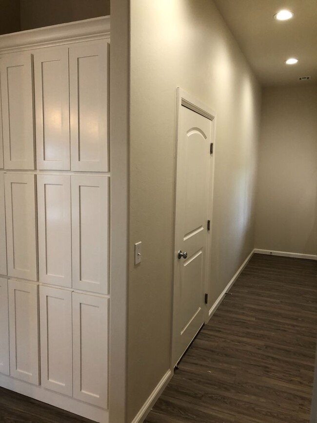 Building Photo - Stunning fully furnished 3 Bed 2.5 bath ho...