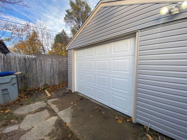 Building Photo - 2 Bedroom Single Family - Single floor